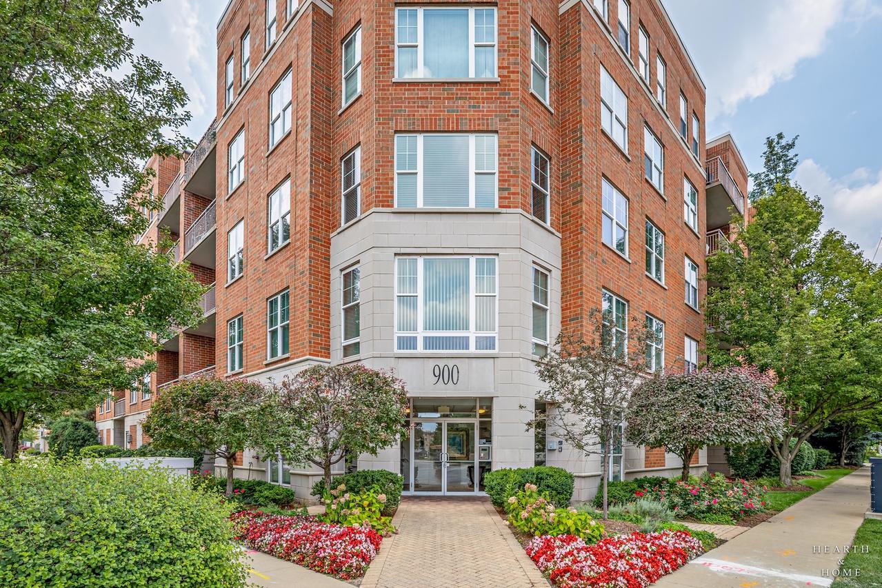 900 Lee St. #207, Des Plaines, IL 60016