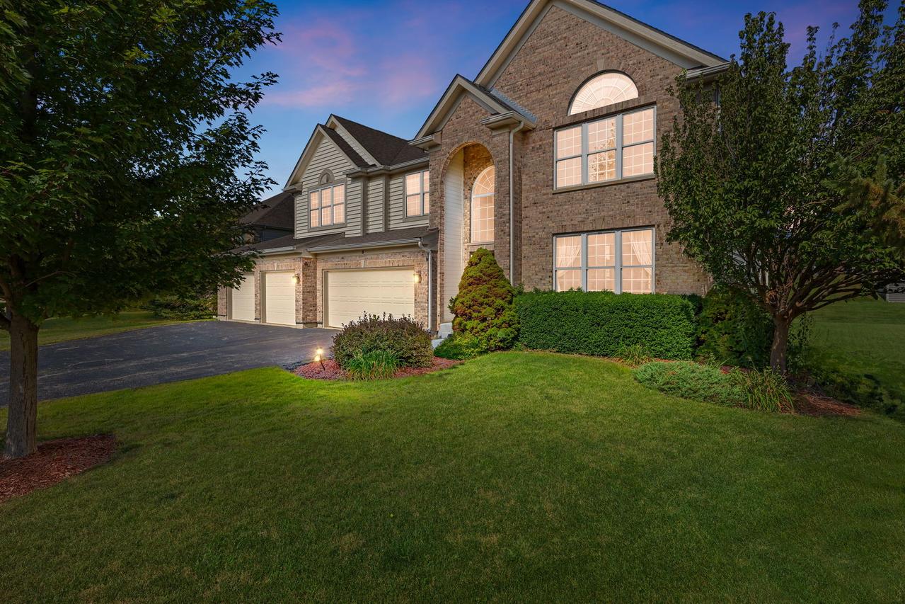 3 Barton Creek Ct., Lake In The Hills, IL 60156