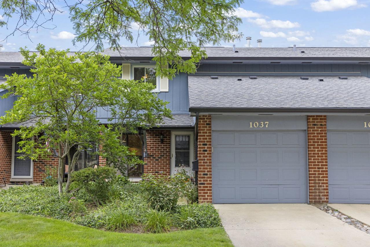 1037 Briarcliffe Blvd., Wheaton, IL 60189