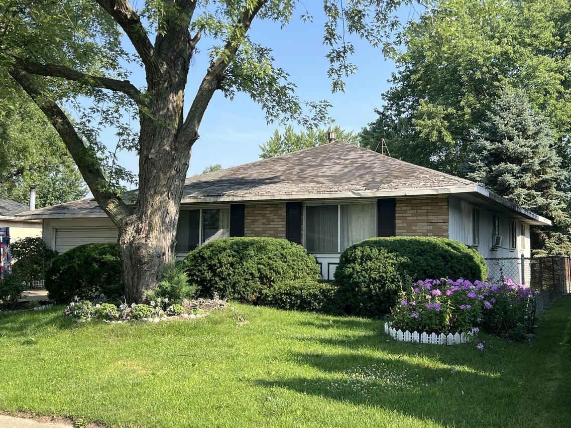813 Stowell Ave., Streamwood, IL 60107
