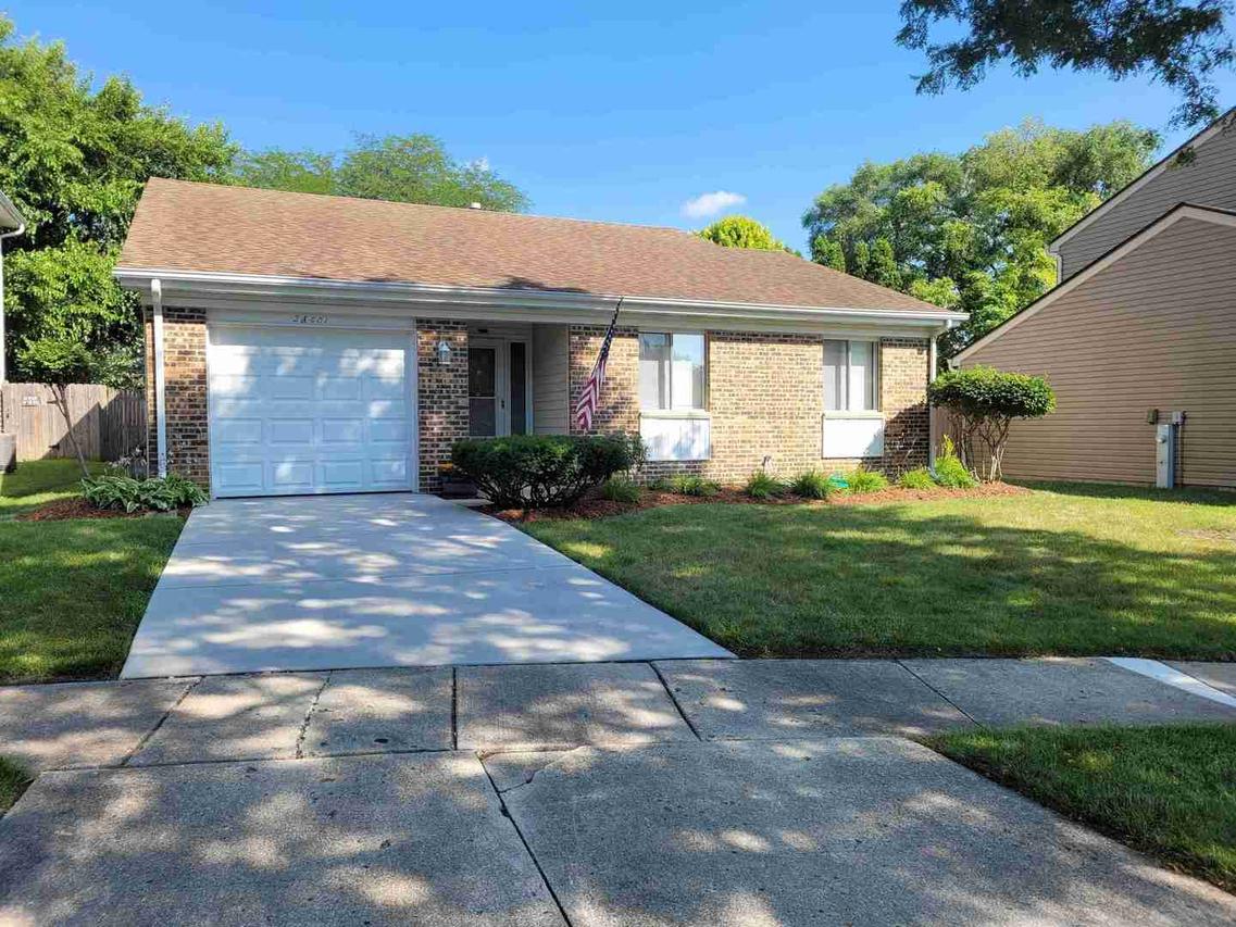 2S601 Cynthia Ct., Warrenville, IL 60555