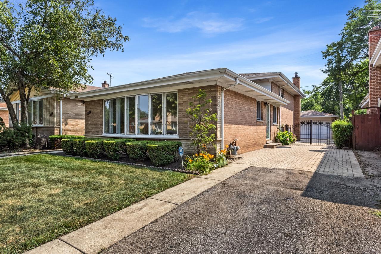 4647 Howard St., Skokie, IL 60076