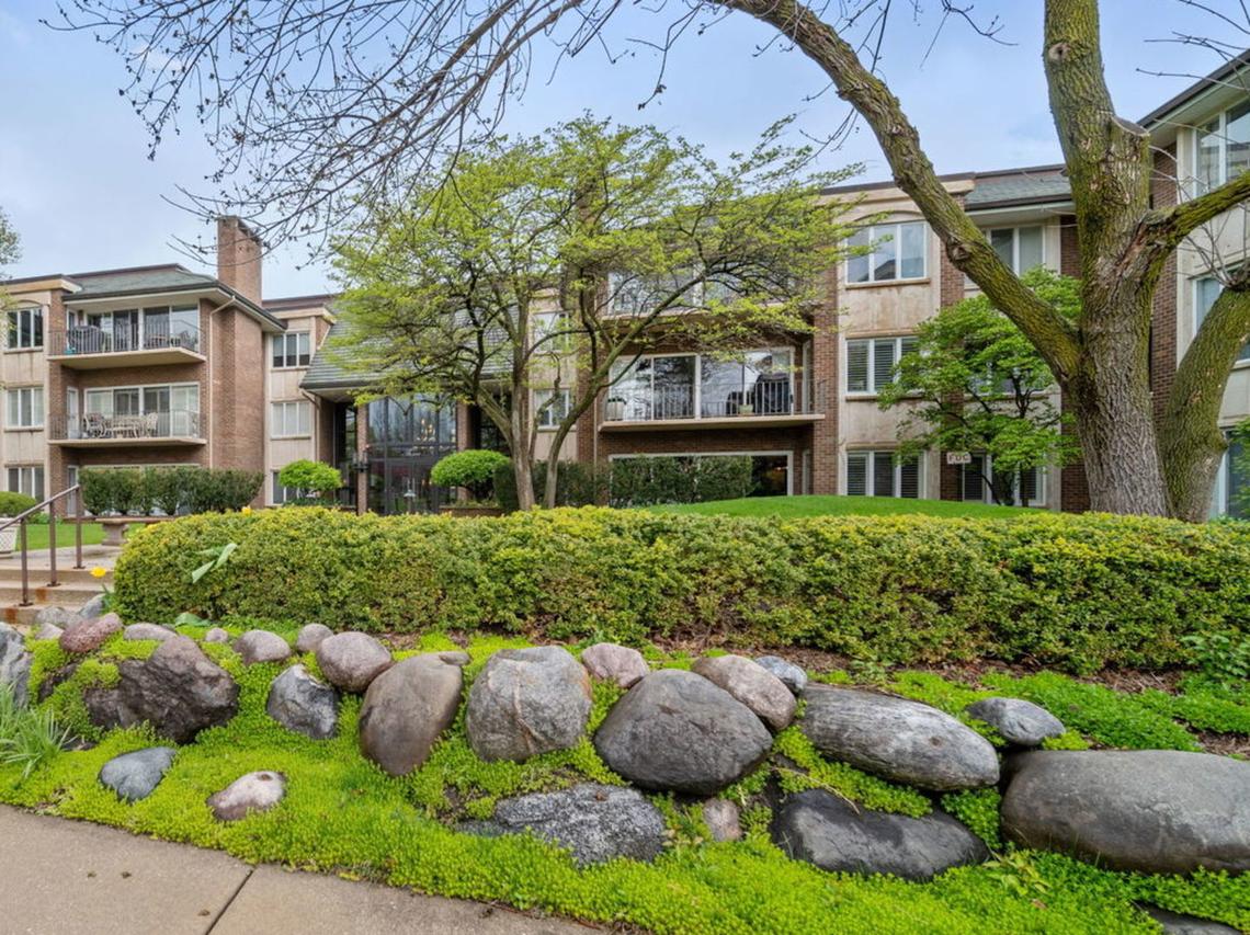 3 Oak Brook Club Dr. #E305, Oak Brook, IL 60523
