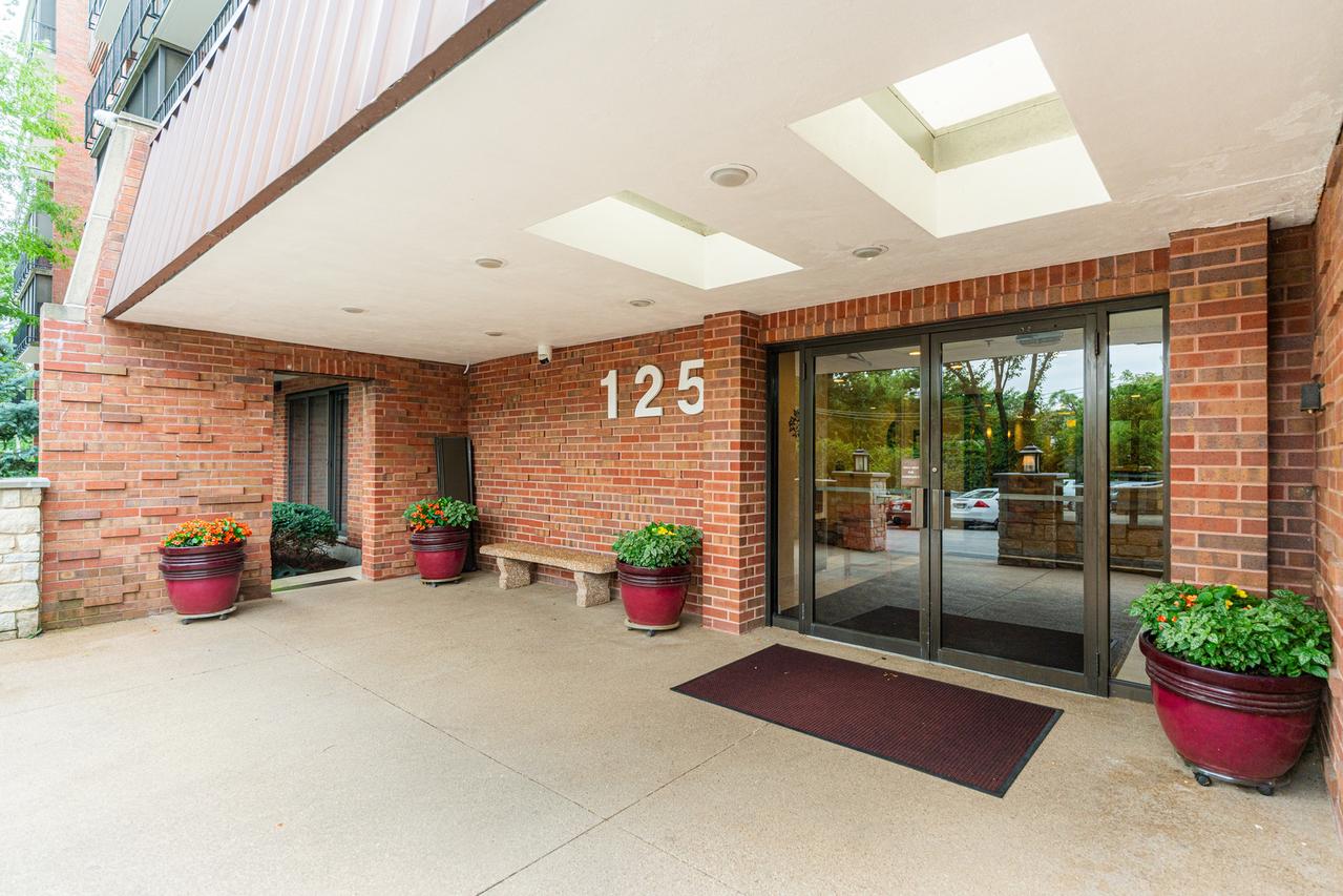 125 Acacia Cir. #209E, Indian Head Park, IL 60525