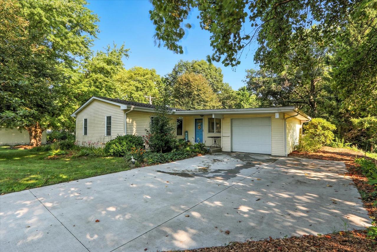 306 E South Mahomet Rd., Mahomet, IL 61853