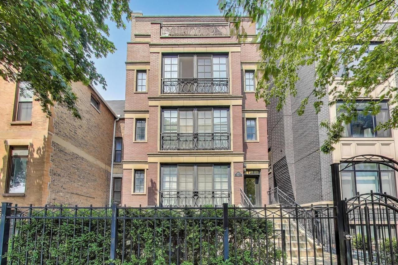 920 W Barry Ave. #1, Chicago, IL 60657