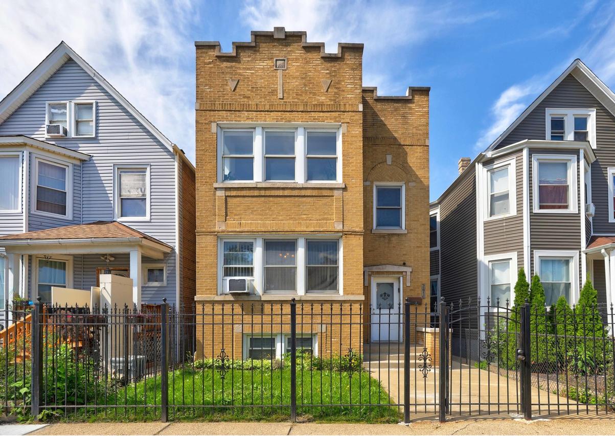 2016 N Kilbourn Ave., Chicago, IL 60639