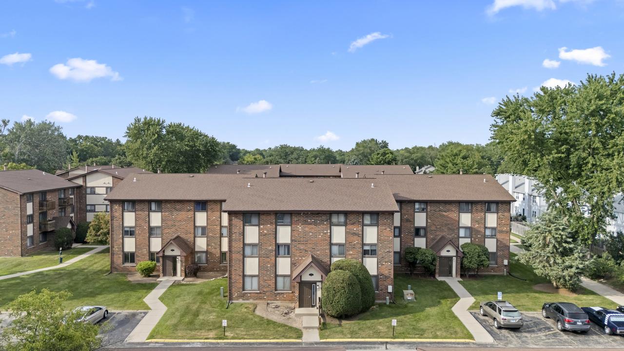 423 Berkshire Dr. #33, Crystal Lake, IL 60014