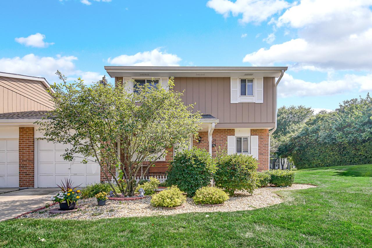 1010 Heathrow Ct., Wheaton, IL 60189