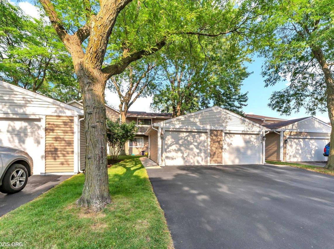 1029 Chatham Ct., Vernon Hills, IL 60061
