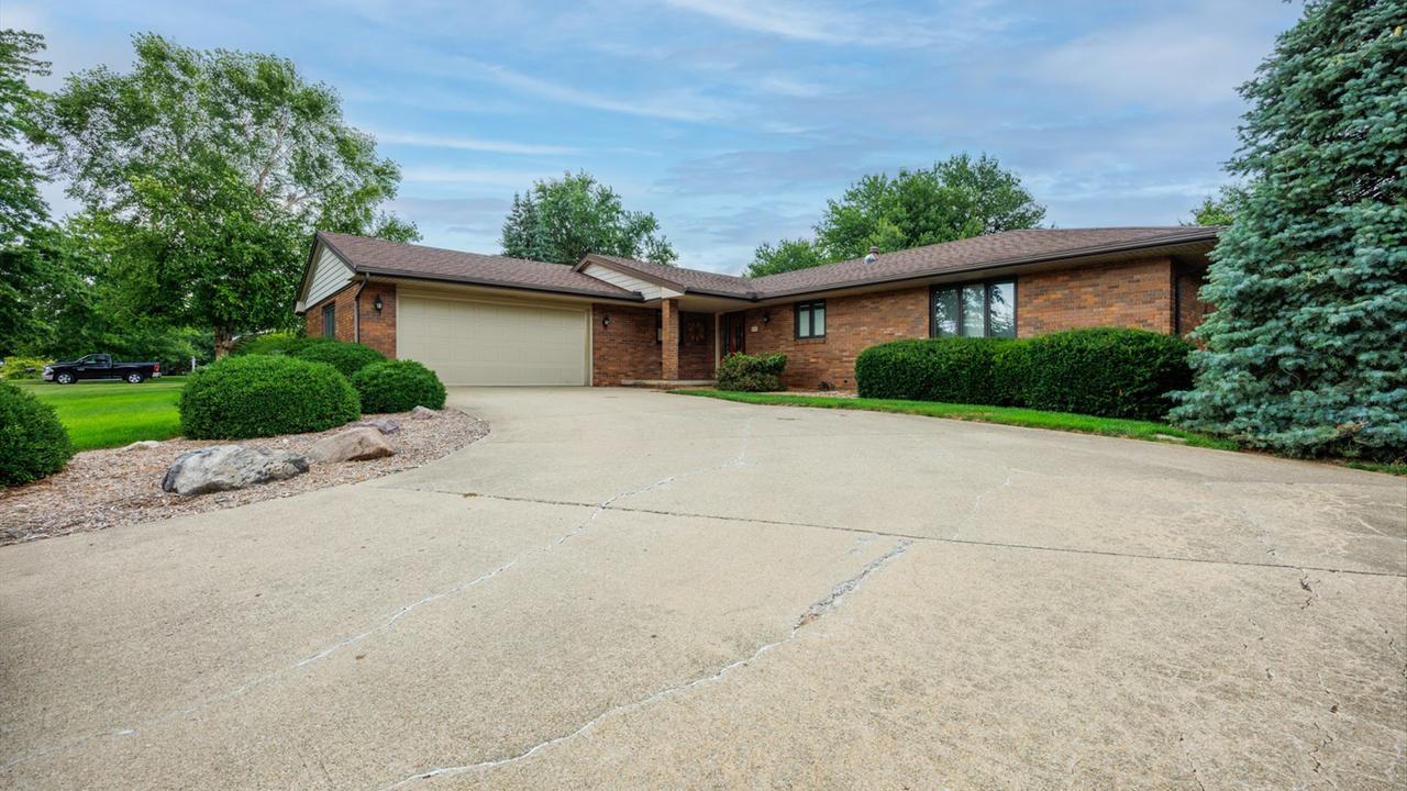 212 Hampton Dr., Bloomington, IL 61704
