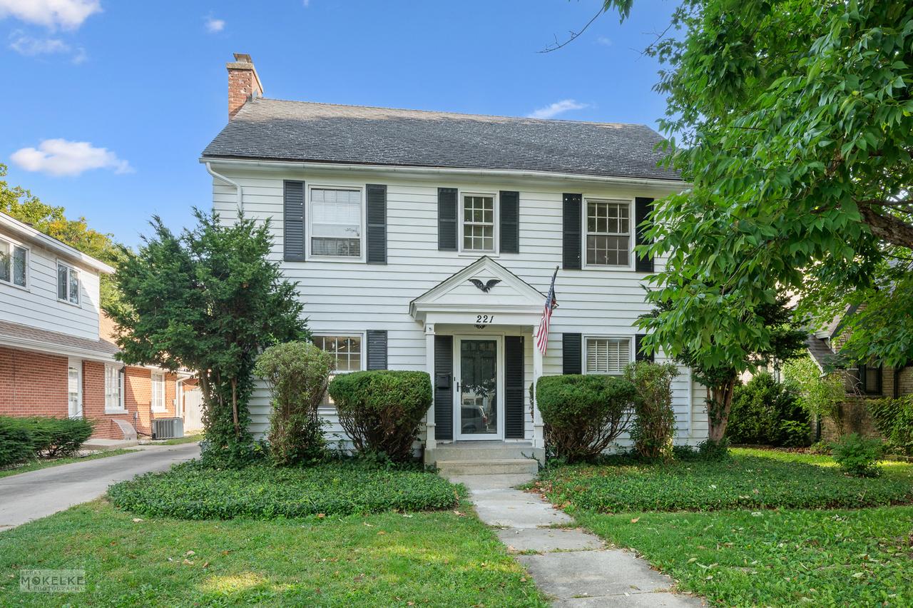 221 Lawndale Ave., Aurora, IL 60506