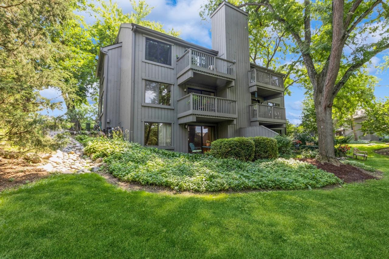 380 Woodview Rd. #D, Lake Barrington, IL 60010
