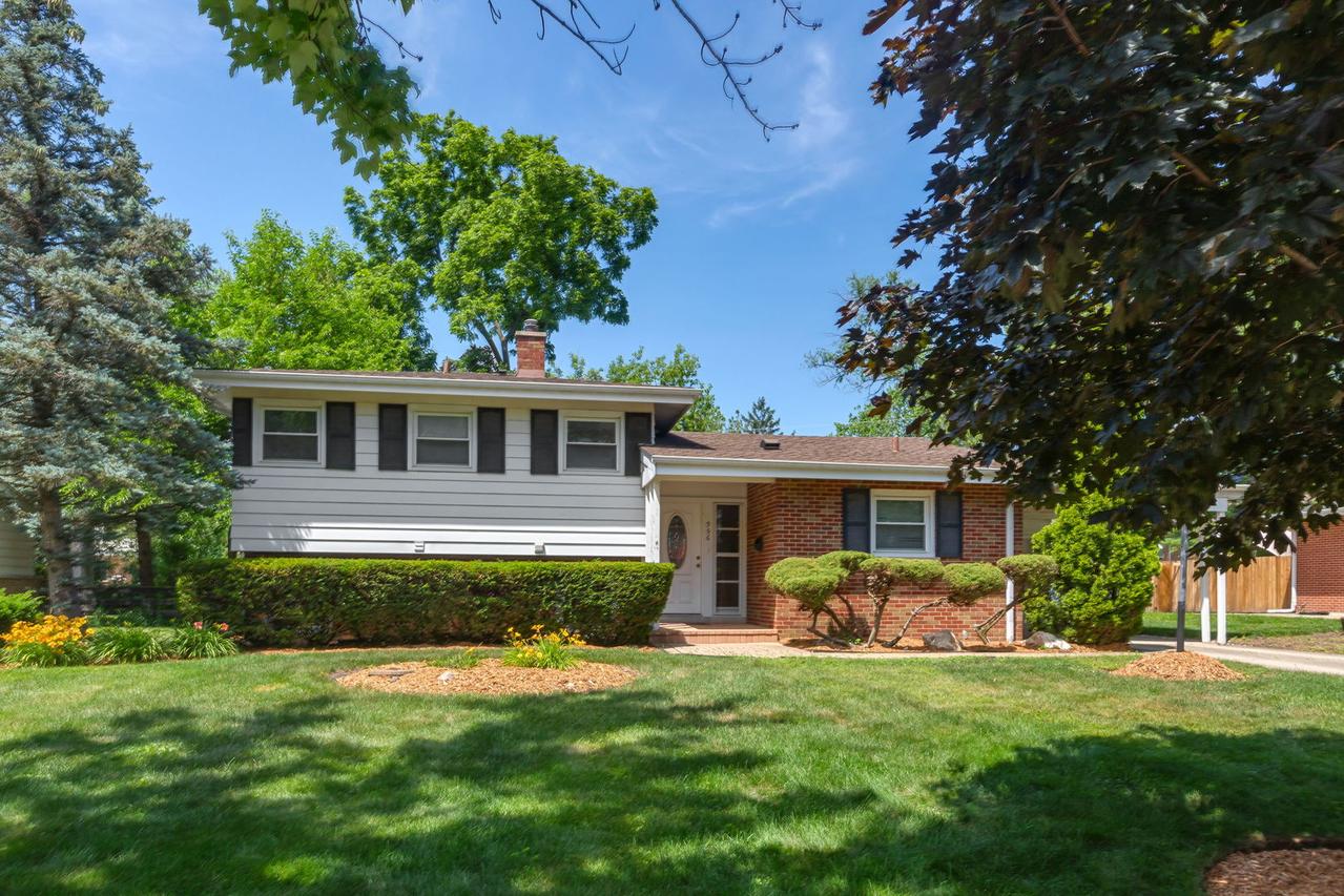 956 Brookside Ln., Deerfield, IL 60015