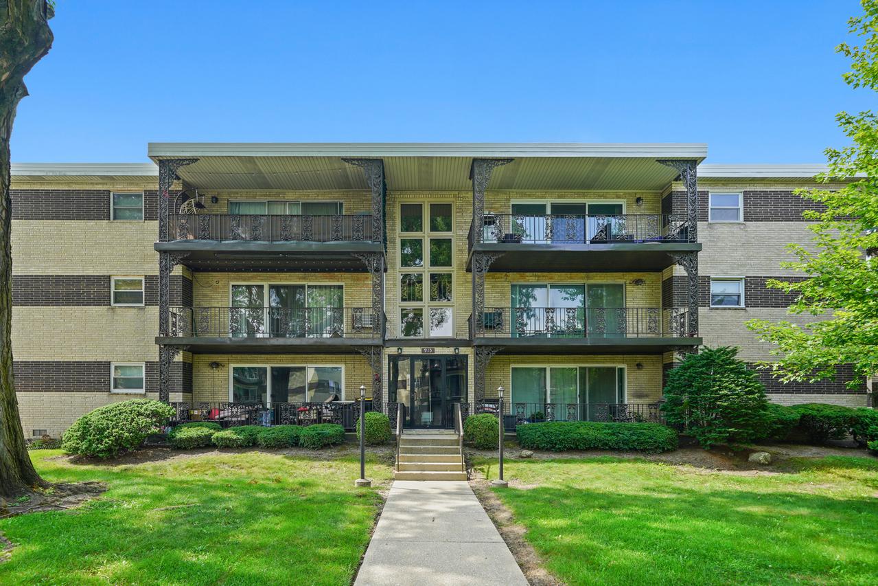 915 8th Ave. #4, La Grange, IL 60525