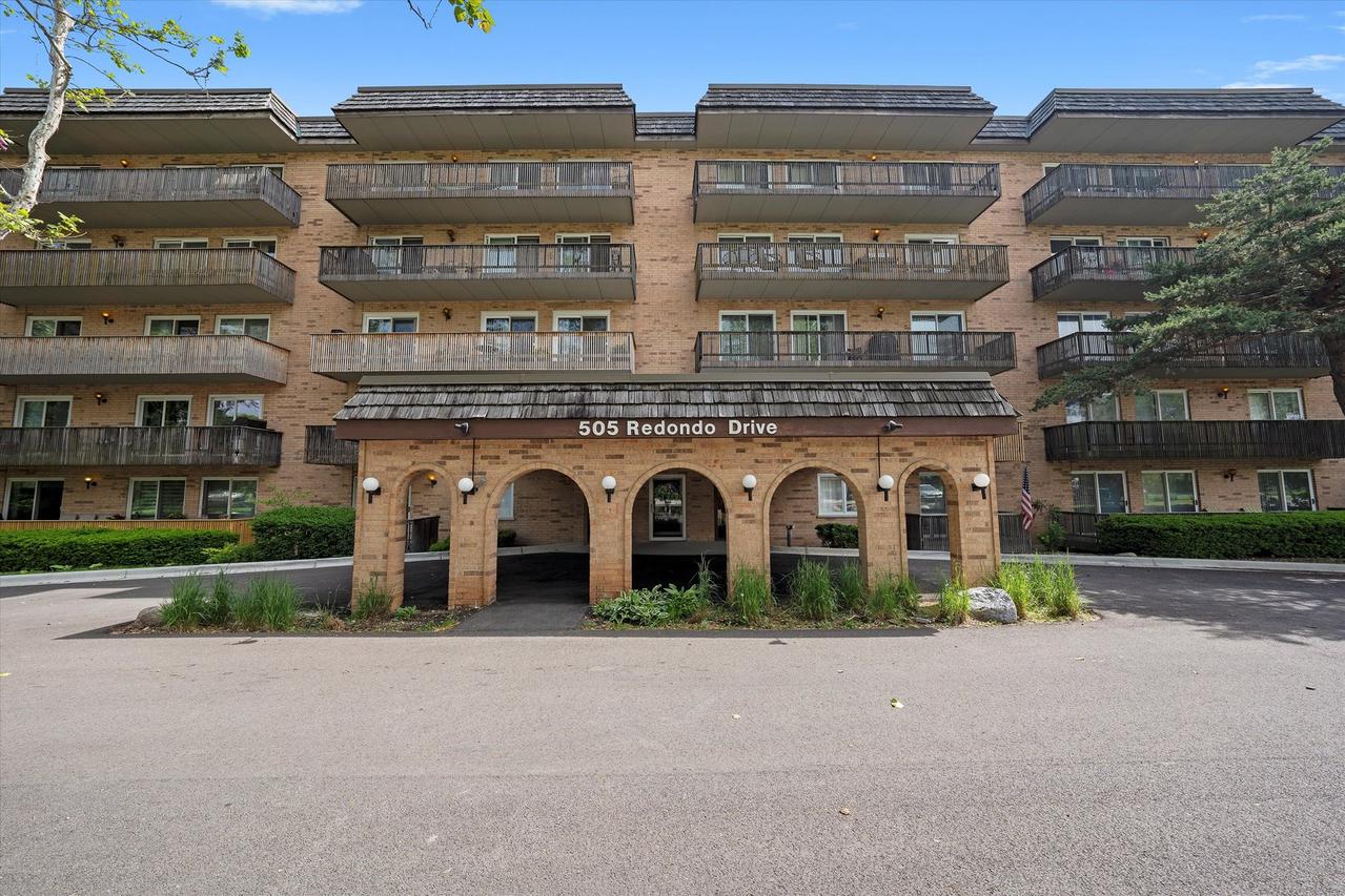 505 Redondo Dr. #305, Downers Grove, IL 60516