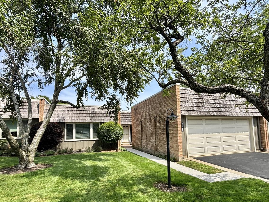 1928 Somerset Ln., Northbrook, IL 60062
