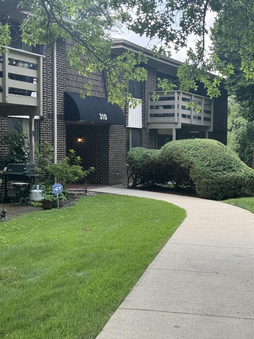 310 W Greenbriar Rd. #2B, Glen Ellyn, IL 60137