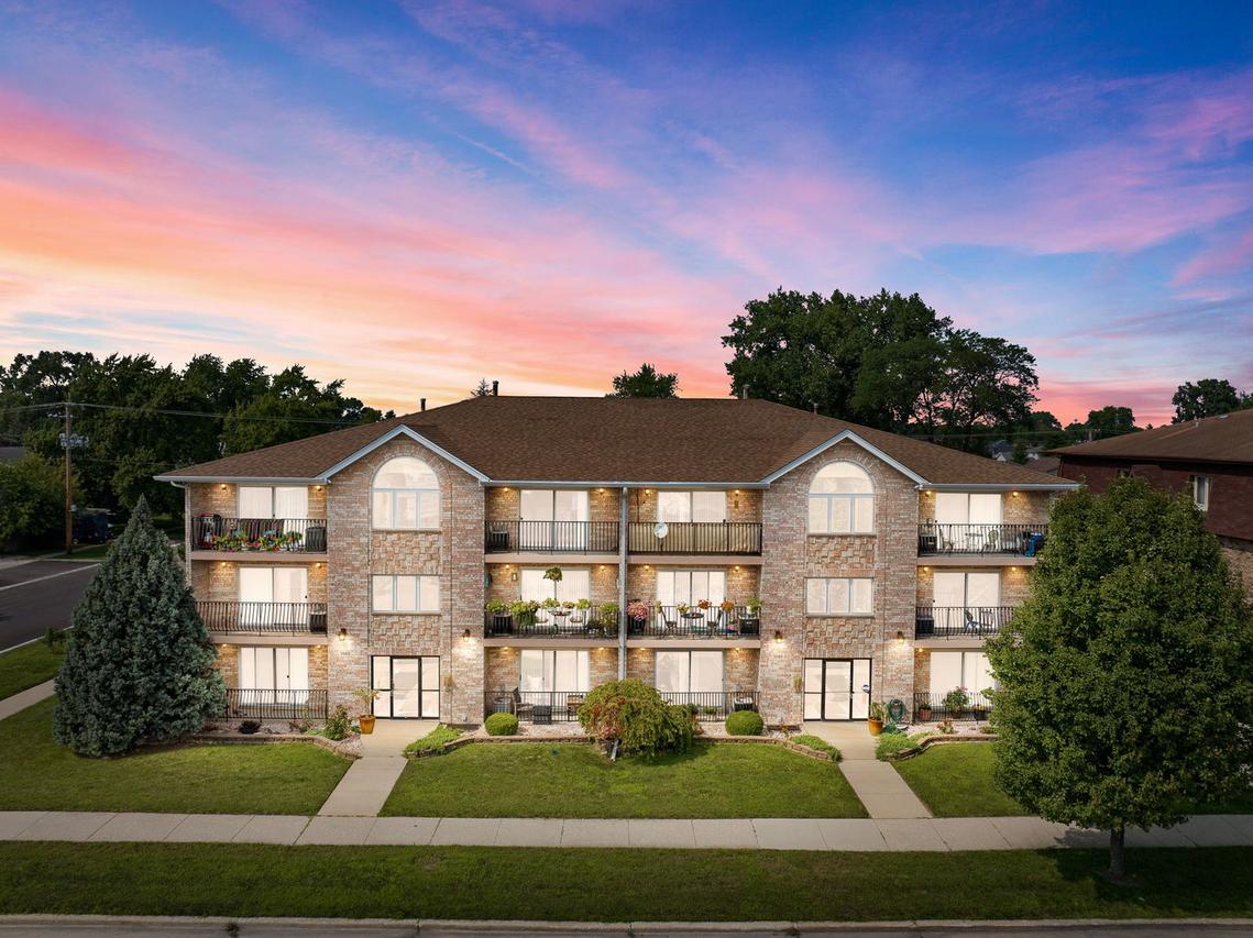 5948 W 87th St. #301, Burbank, IL 60459