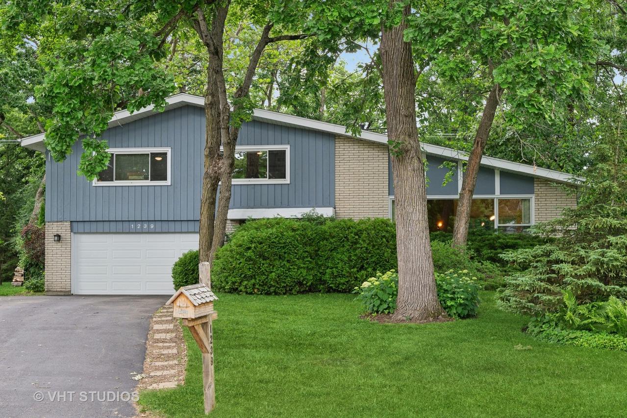 1239 Cambridge Ct., Highland Park, IL 60035