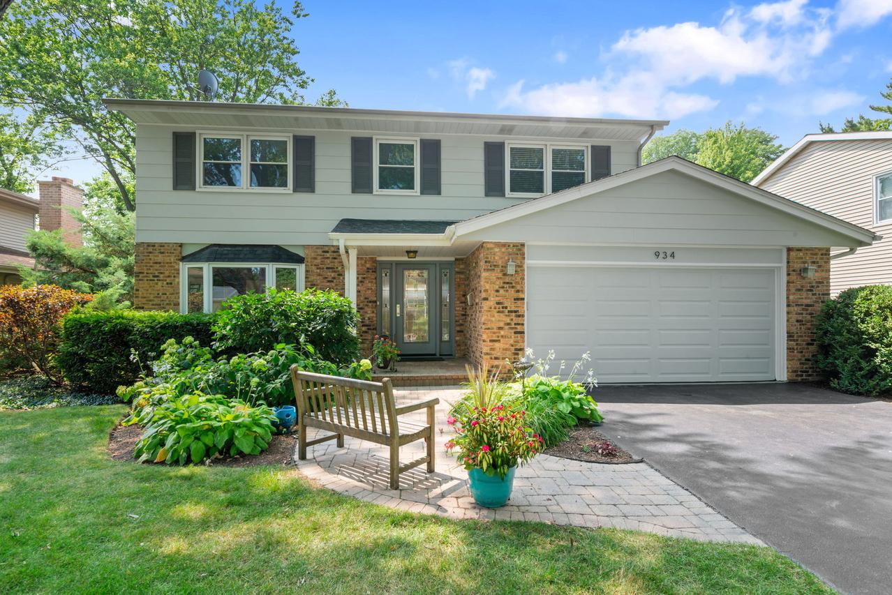 934 Wayne Ave., Deerfield, IL 60015