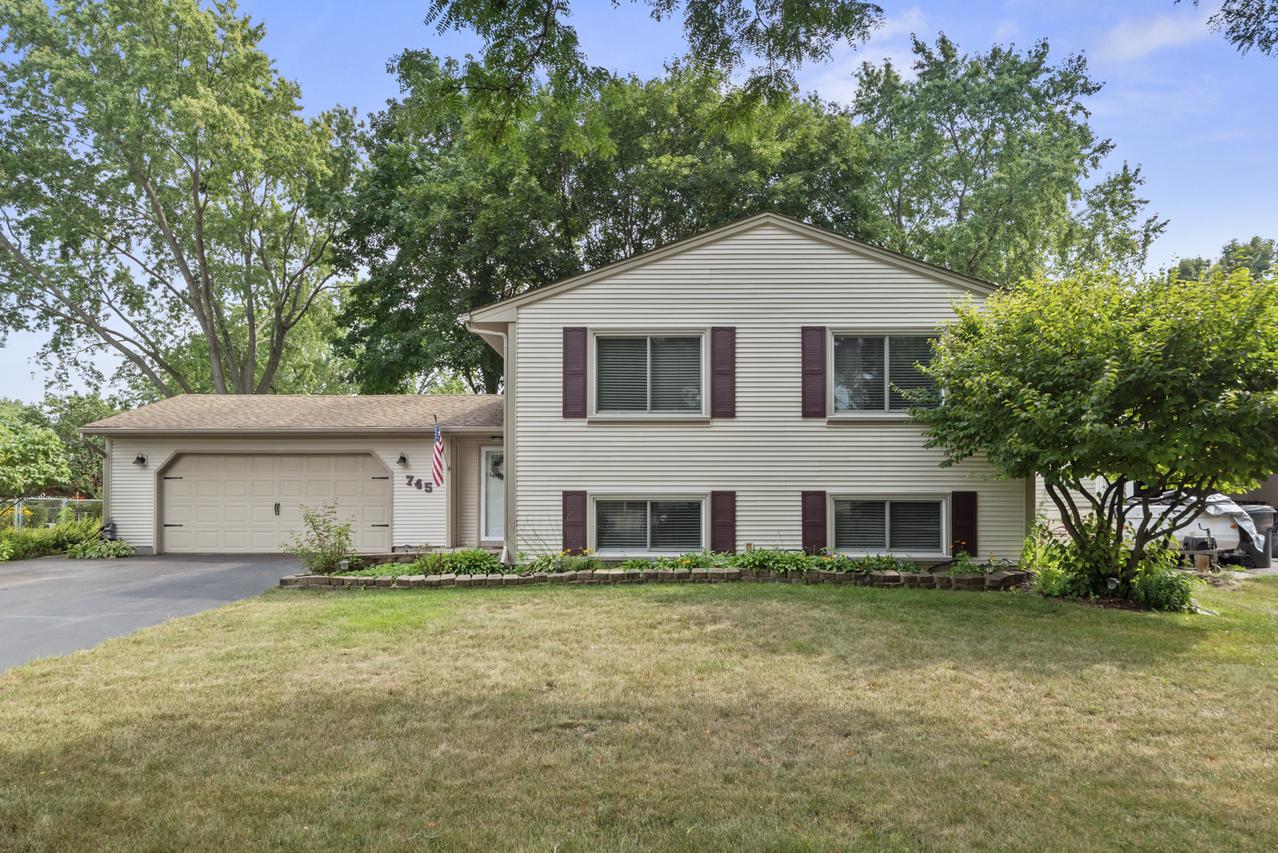 745 Merrimac St., Cary, IL 60013