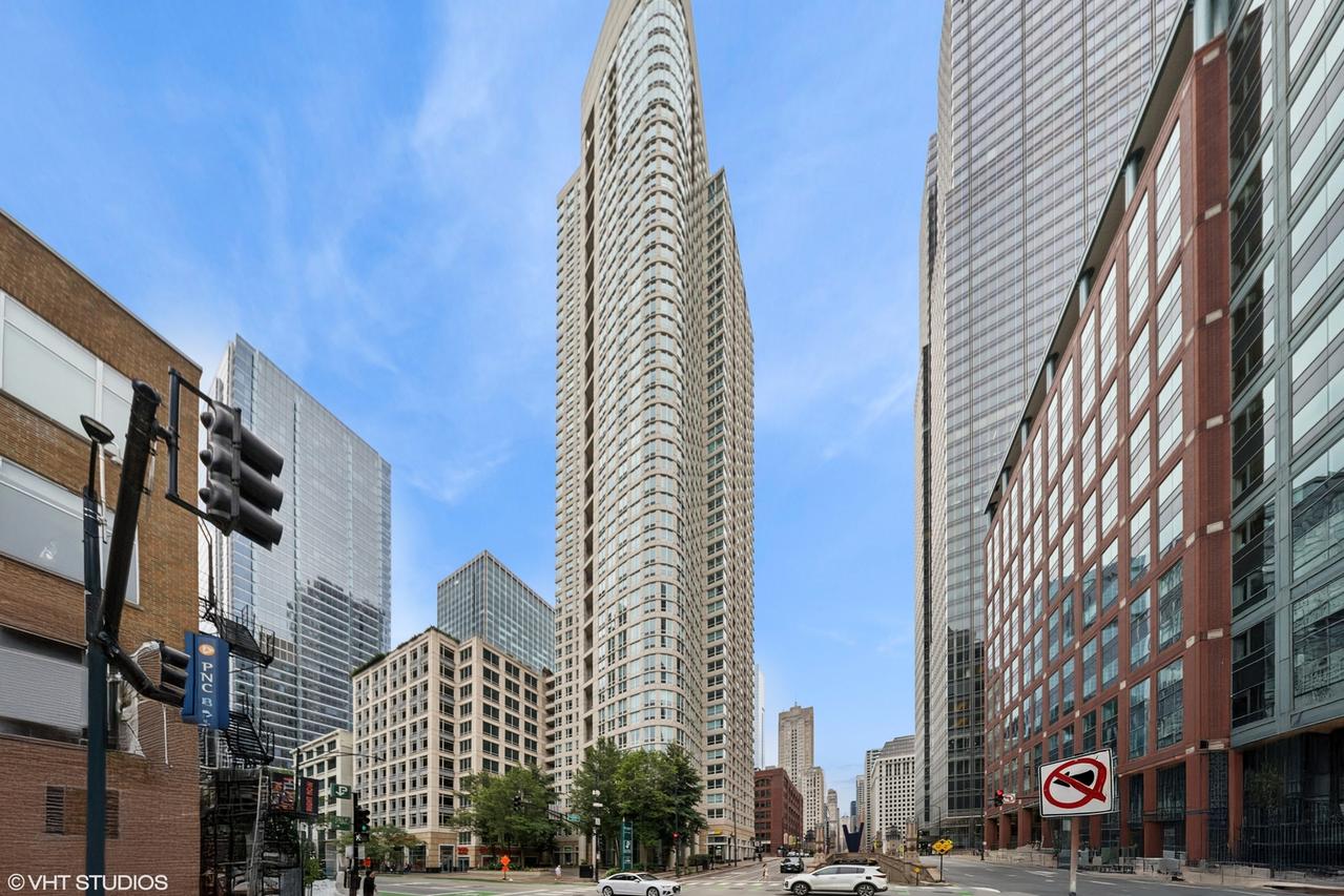 345 N La Salle Dr. #702, Chicago, IL 60654