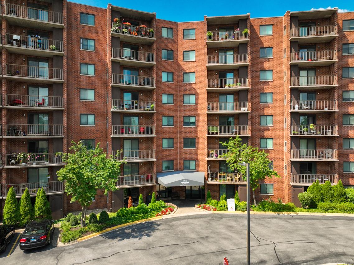 1 Bloomingdale Pl. #301, Bloomingdale, IL 60108