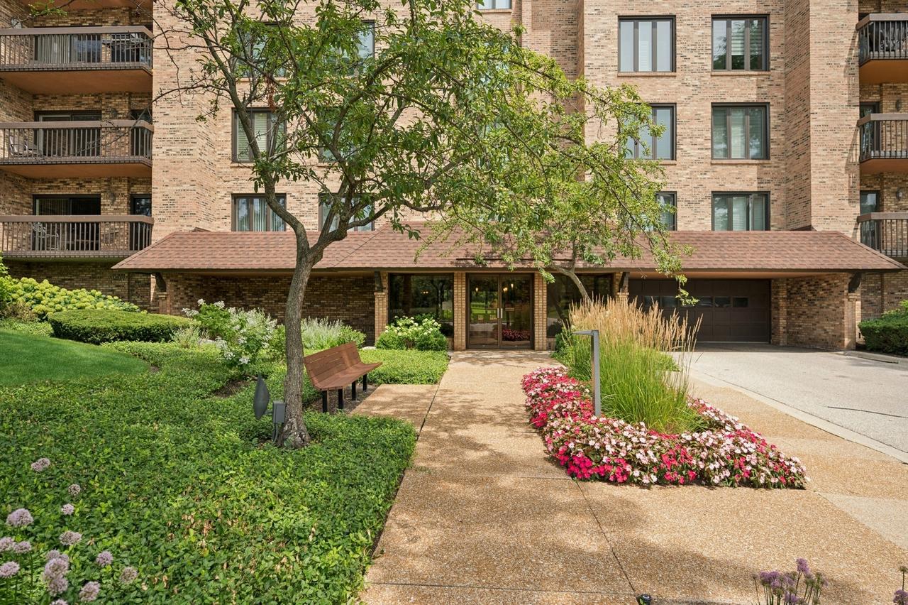 1721 W Mission Hills Rd. #202, Northbrook, IL 60062