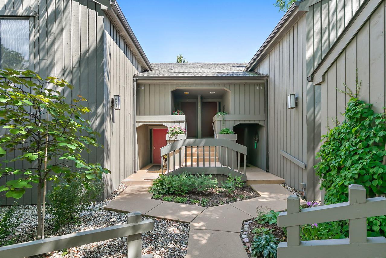 321 Shoreline Rd. #D, Lake Barrington, IL 60010