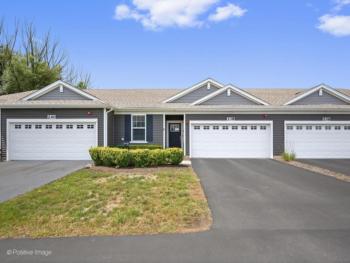 238 Sussex Ln., North Aurora, IL 60542