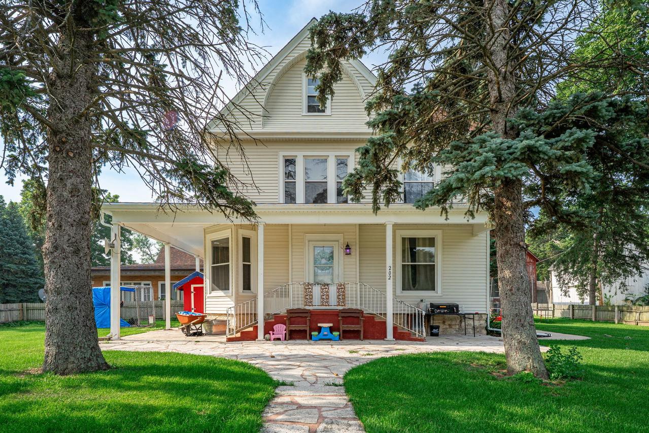 202 W Division St., Holcomb, IL 61043