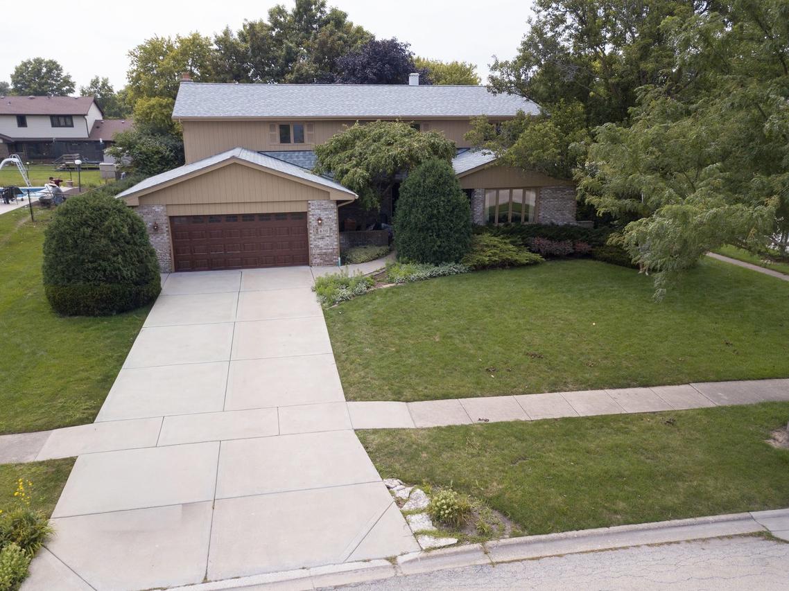 6710 Wedgewood Ln., Willowbrook, IL 60527
