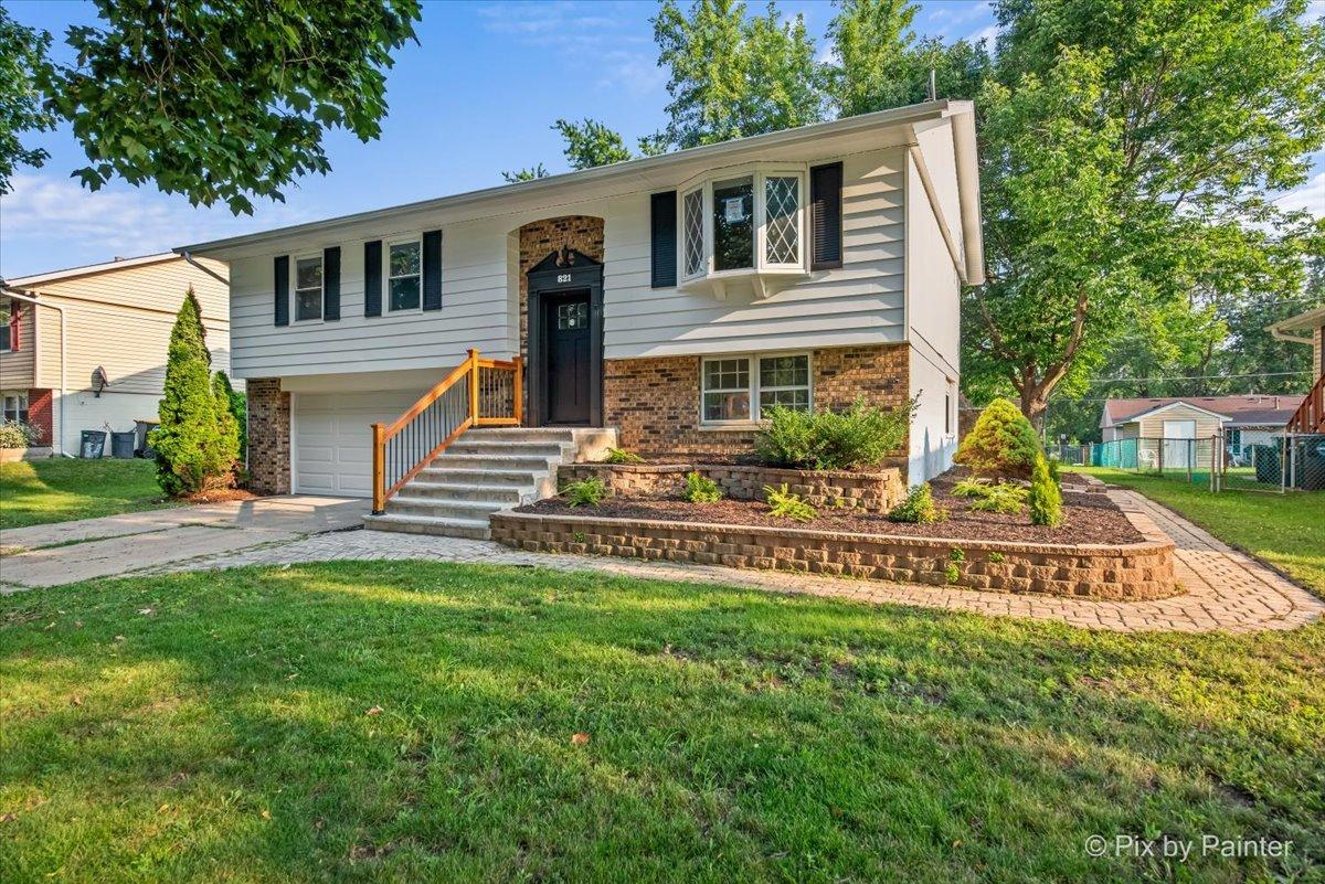 821 Robinson Ave., Streamwood, IL 60107