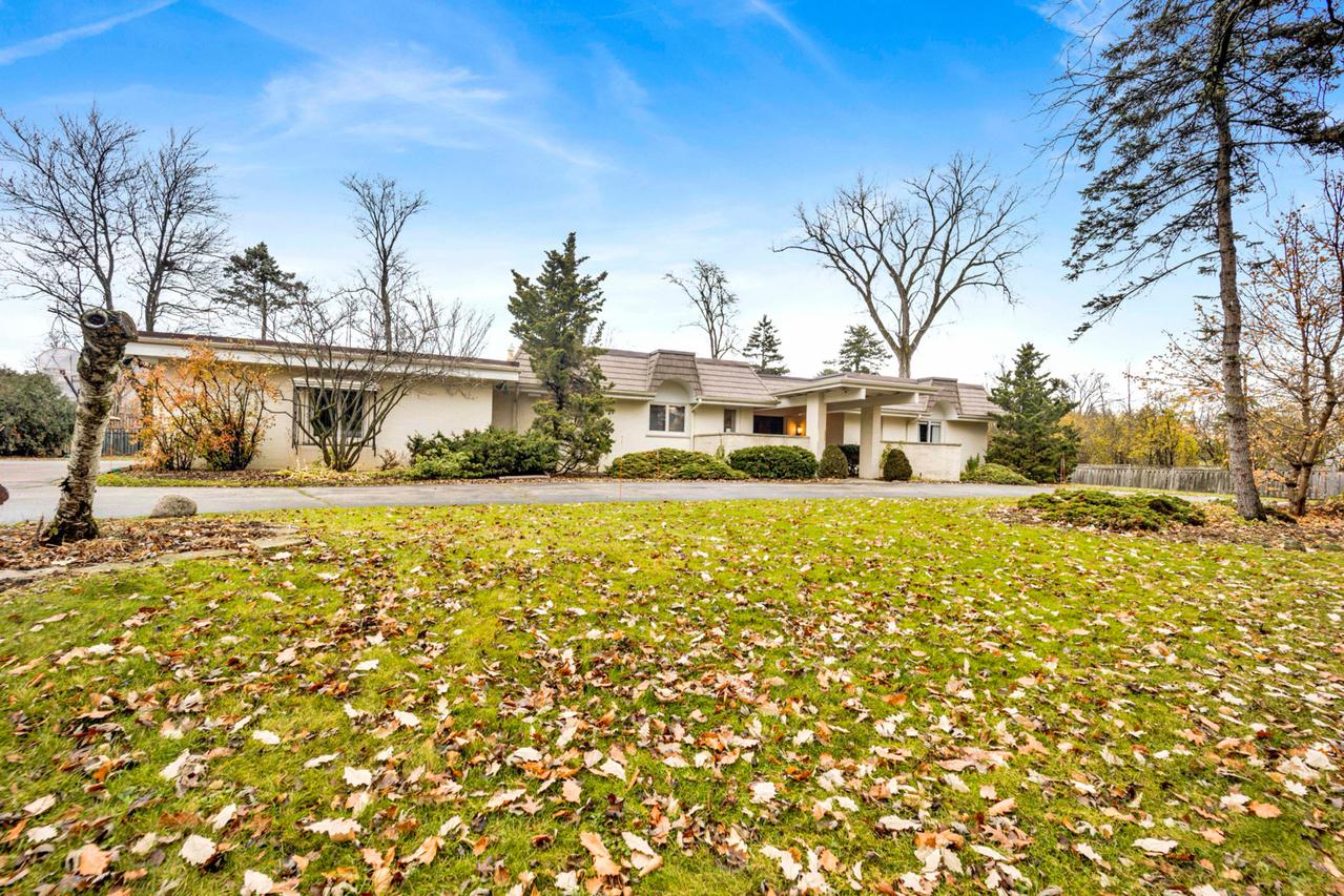 2327 Winnetka Ct., Northfield, IL 60093