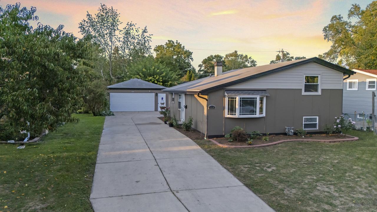 1514 Amarillo Dr., Carpentersville, IL 60110