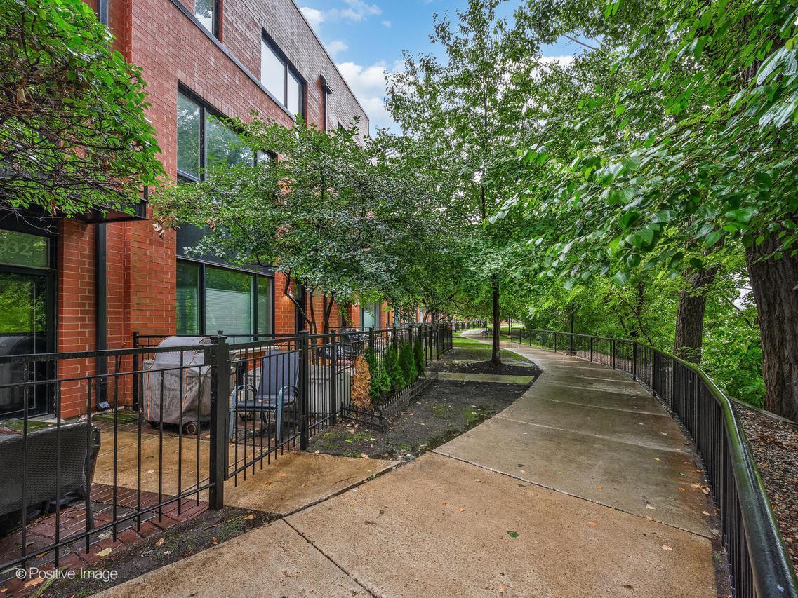 2834 N Riverwalk Dr., Chicago, IL 60618