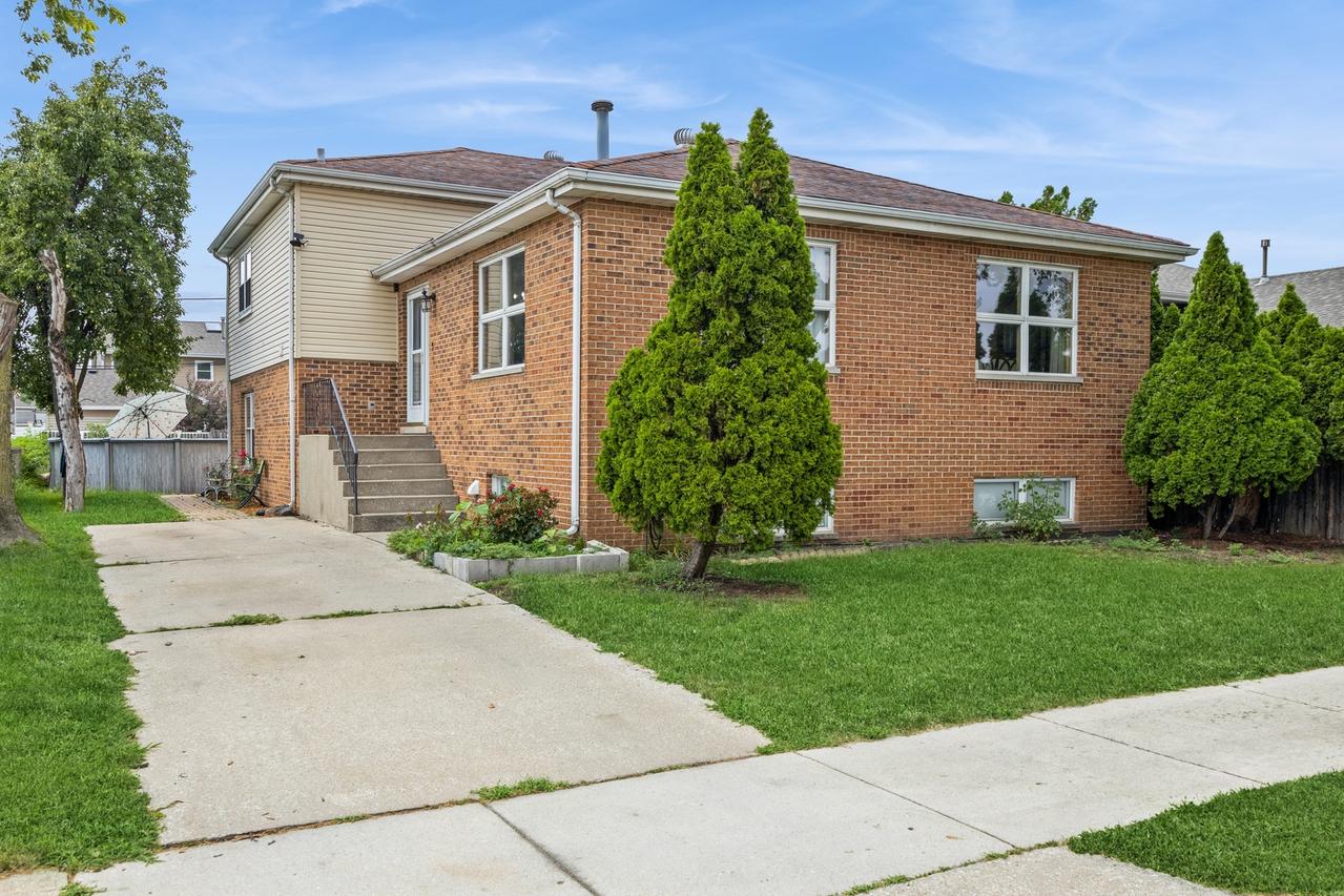 6614 Kane Ave., Hodgkins, IL 60525