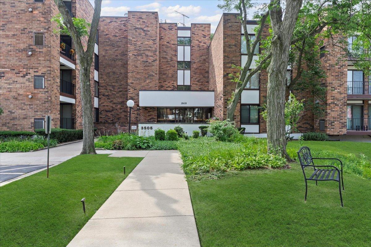 3505 Lakeview Dr. #204, Hazel Crest, IL 60429
