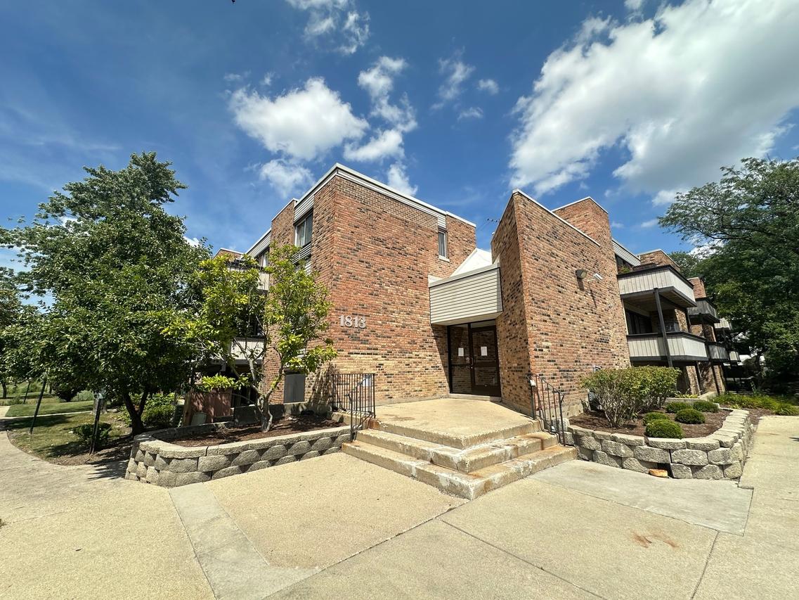 1813 Hemlock Pl. #209, Schaumburg, IL 60173