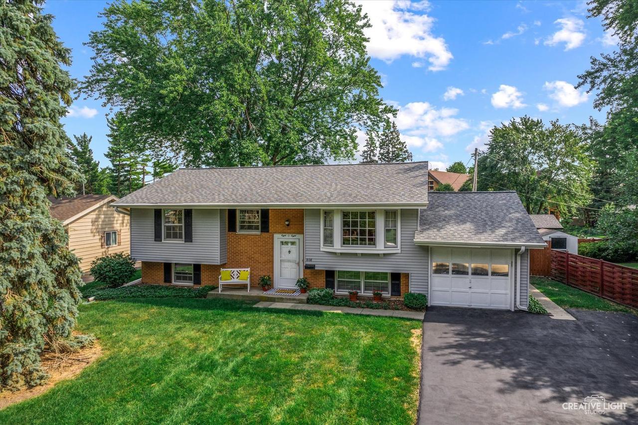 808 Longmeadow Dr., Geneva, IL 60134