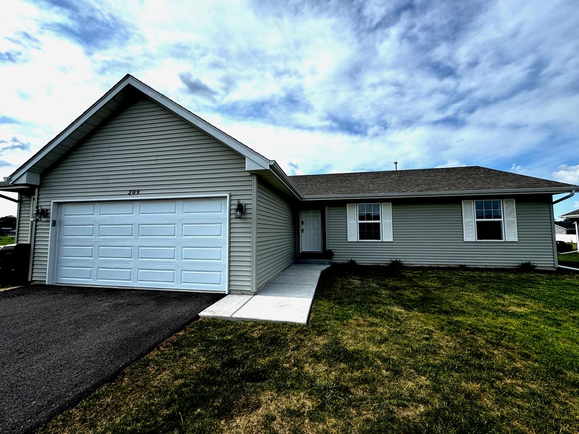 209 Autumnwood Ln., Davis Junction, IL 61020