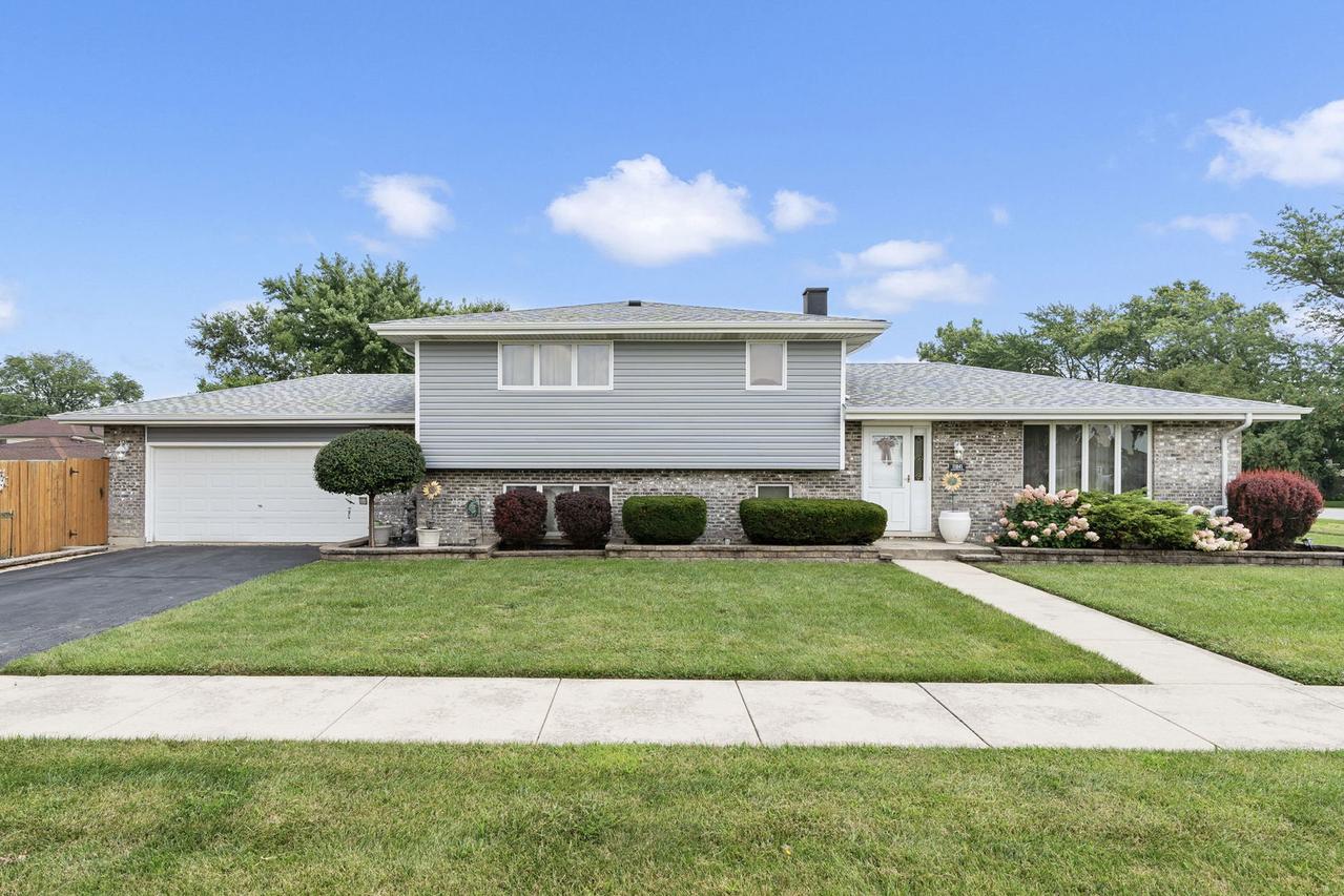 11841 S Leamington Ave., Alsip, IL 60803