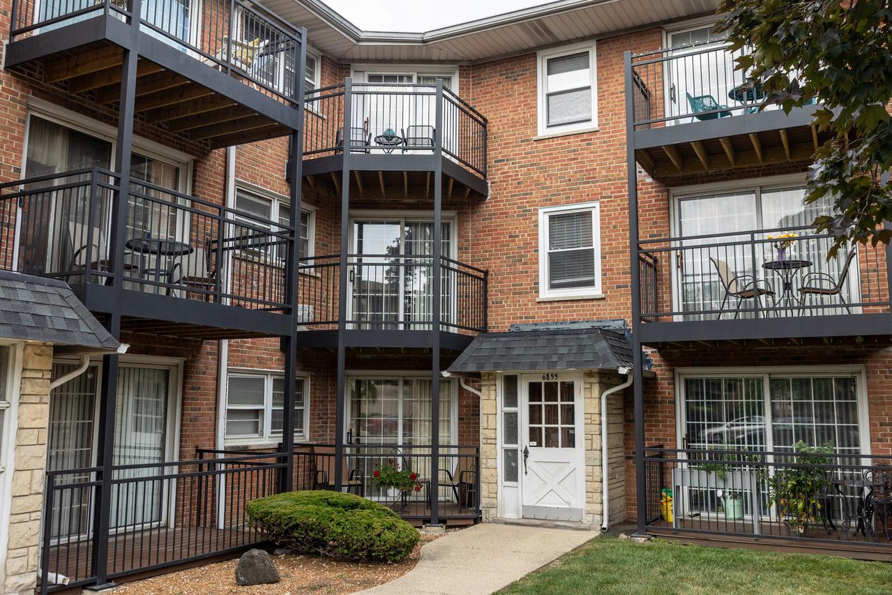 6855 N Northwest Hwy. #2C, Chicago, IL 60631
