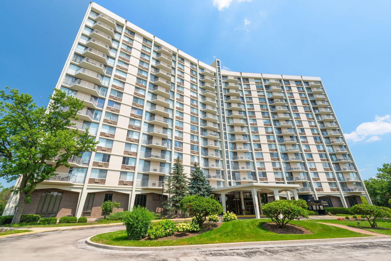 40 N Tower Rd. #16G, Oak Brook, IL 60523