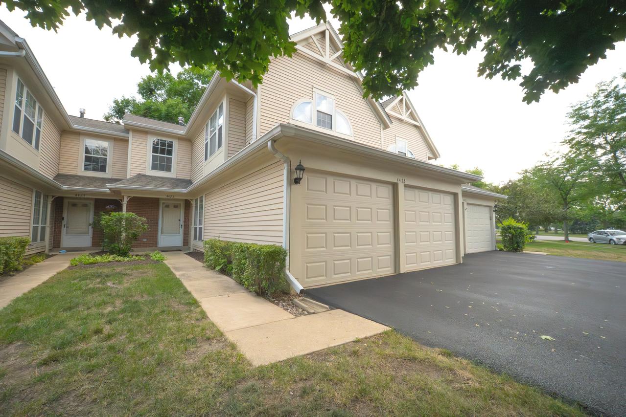 4423 Edinburg Ln., Hanover Park, IL 60133