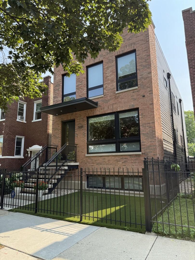 3221 N Kenneth Ave., Chicago, IL 60641