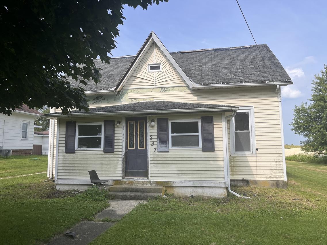 237 N Main St., Roberts, IL 60962