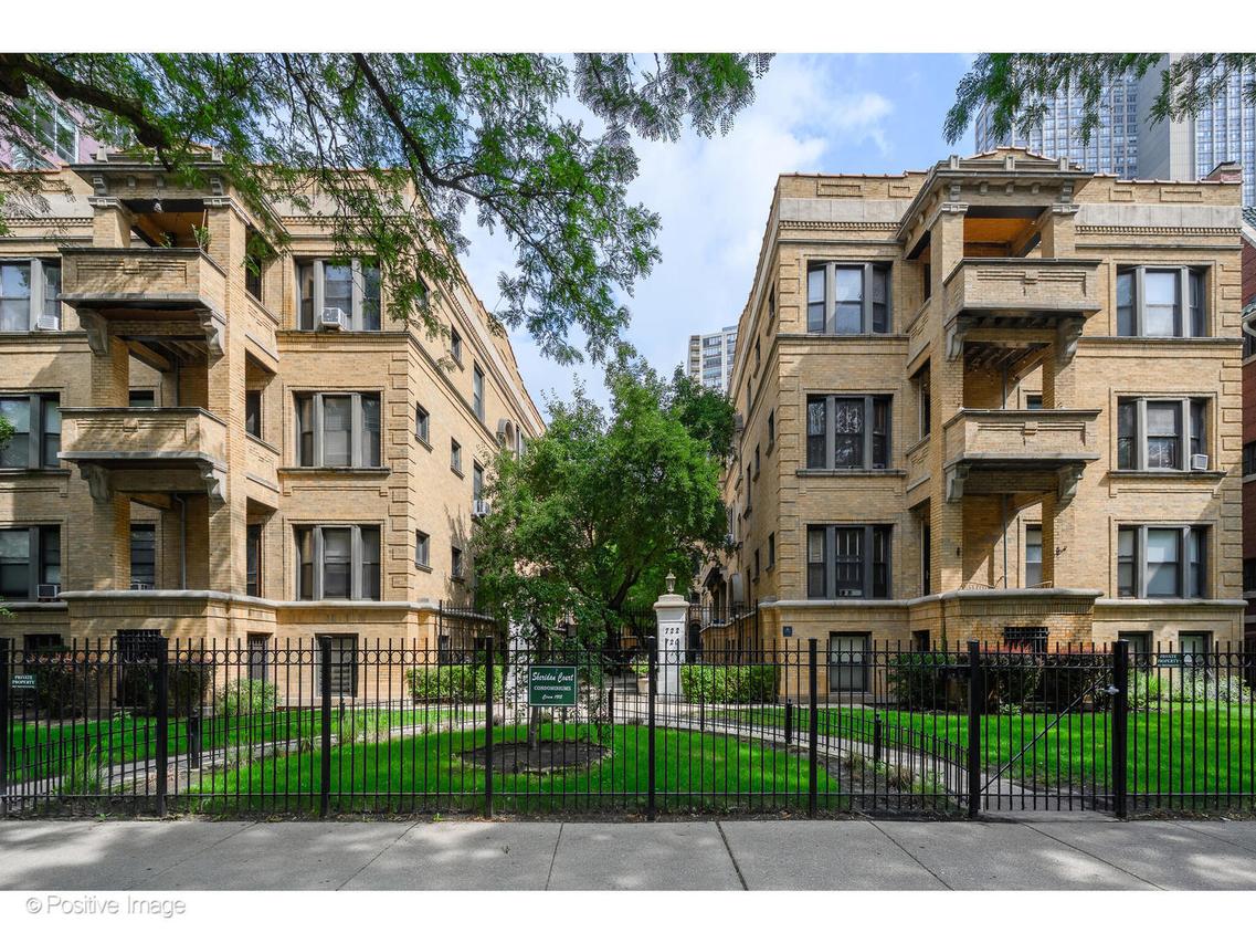 726 W Sheridan Rd. #1N, Chicago, IL 60613