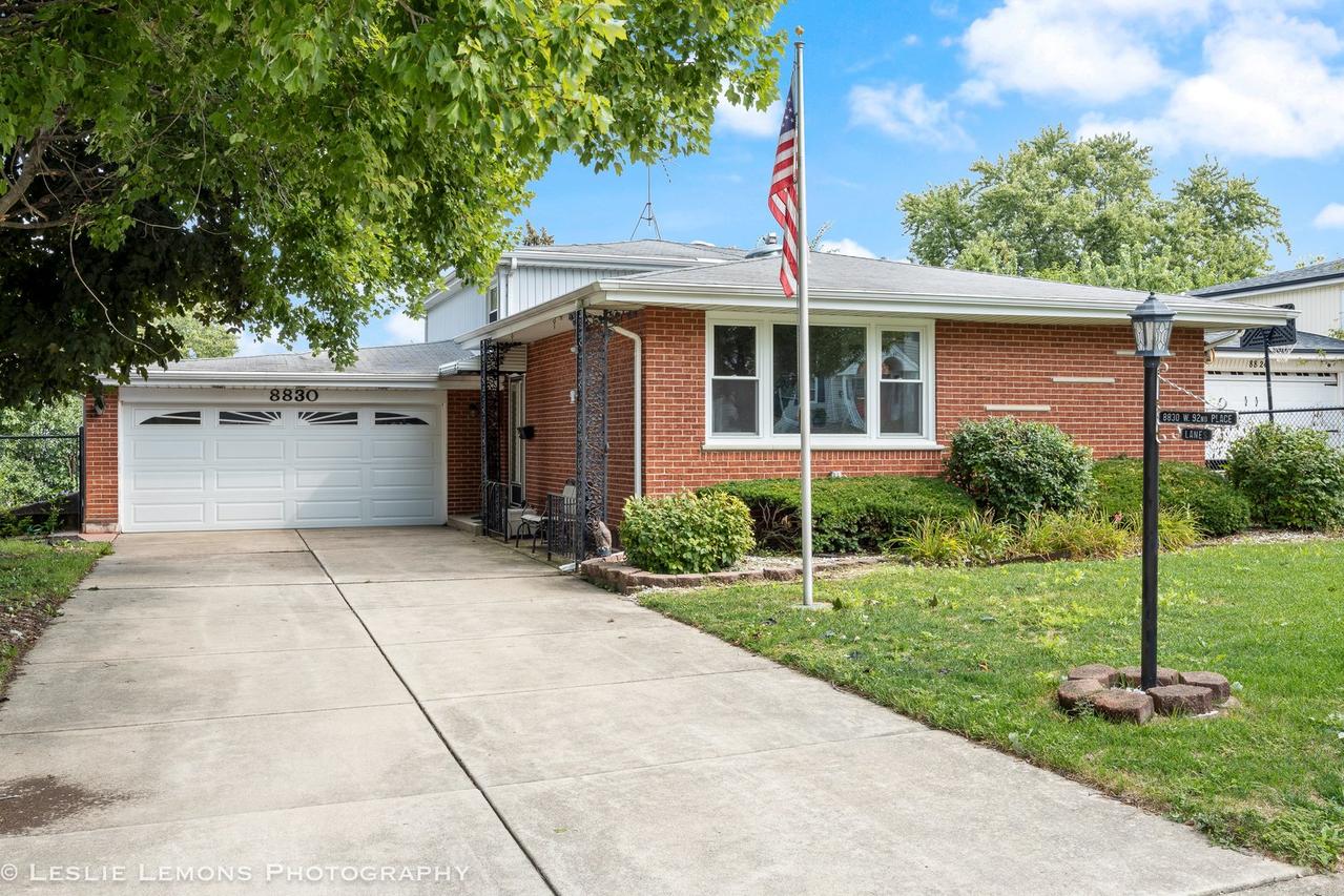 8830 W 92nd Pl., Hickory Hills, IL 60457